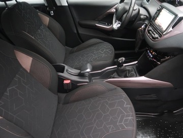 Peugeot 2008 I SUV 1.2 PureTech 82KM 2015 Peugeot 2008 1.2 PureTech, Salon Polska, zdjęcie 8