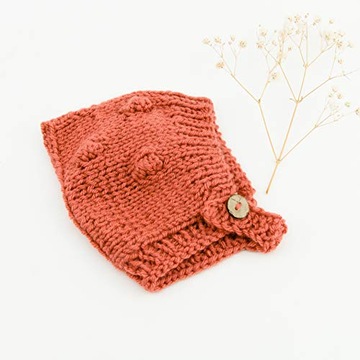 Czapka z włóczki dla lalki Miniland 38cm karmel