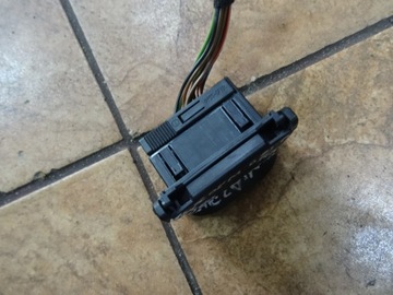 HNÍZDO DIAGNOSTIKA OBD MERCEDES-BENZ OE A2025402373