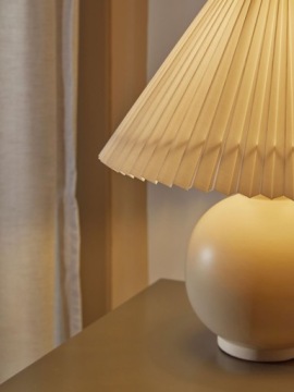 НАСТОЛЬНАЯ ЛАМПА С ПЛИССИРОВАННЫМ АБАЖУРОМ VIVID 1592