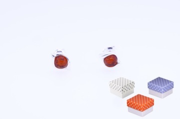 Серьги-гвоздики с янтарными глазами