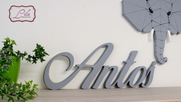 Наклеек букв любое 7 буквенного названия, написанное на стене для подарка