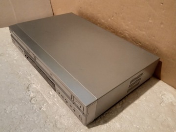 SONY SLV-D920 (катит ленту внутрь, также читает записанные диски и MP3)