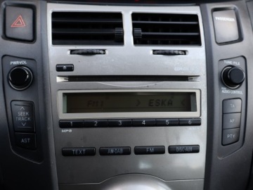 Toyota Yaris II Hatchback 5d 1.0 VVT-i 69KM 2010 Toyota Yaris 1.0 VVT-i, Klima, Klimatronic, zdjęcie 11