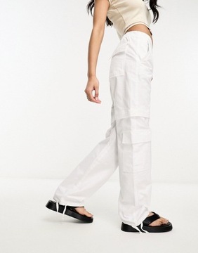 Pull&Bear Spodnie bojówki w kolorze złamanej bieli z zamkami S