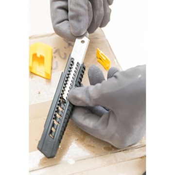 НОЖ С ЛОМАТНЫМ ЛЕЗВИЕМ ДЛЯ ОБИВКИ 18MM SM18 STANLEY