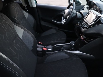 Peugeot 2008 I SUV Facelifting 1.2 PureTech 110KM 2017 Peugeot 2008 1.2 PureTech, Salon Polska, zdjęcie 8