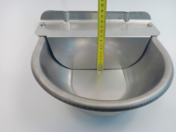 Поплавковая поилка для телят, лошадей, овец, коров и коз.