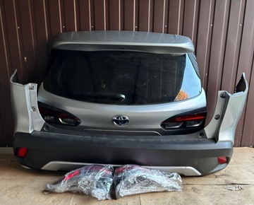 TOYOTA COROLLA CROSS ZADNÍ VÍKO KUFRU KOMPLETNÍ NÁRAZNÍK NOSNÍK SVĚTLO