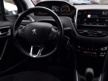 Peugeot 208 I Hatchback 5d Facelifting 1.2 PureTech 110KM 2018 Peugeot 208 1.2 PureTech, Salon Polska, zdjęcie 6