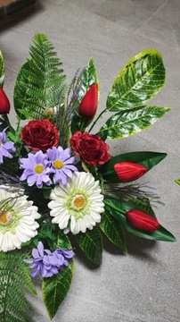 украшение для памятника, букет на кладбище