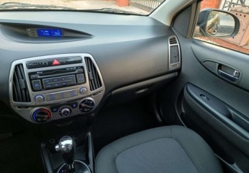 Hyundai i20 I Hatchback 5d Facelifting 1.4 CVVT 100KM 2014 Hyundai i20 2014 1.4 Benzyna 100KM Automatyczna skrzynia biegów, zdjęcie 32