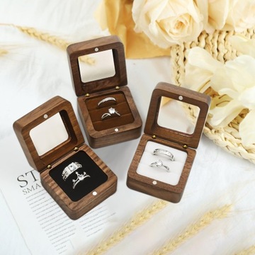 Коричневая коробочка с подушечкой для обручальных колец.