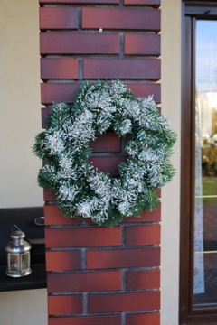 Дверной венок Алмазная сосна, засыпанная снегом