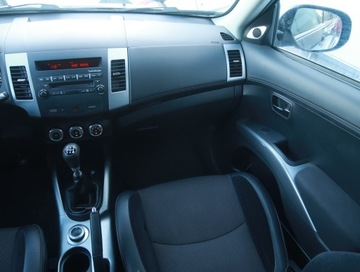 Mitsubishi Outlander II 2.4 MIVEC 170KM 2010 Mitsubishi Outlander 2.4 MIVEC, 4X4, 7 miejsc, zdjęcie 7