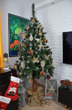 РОЖДЕСТВЕНСКАЯ ЕЛКА НА ПОДСТАВКЕ 220СМ СТОЛБ АЛМАЗНОЙ СОСНЫ