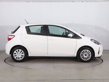 Toyota Yaris III Hatchback 5d Facelifting 2017 1.5 Dual VVT-iE 111KM 2020 Toyota Yaris 1.5 Dual VVT-i, Salon Polska, Klima, zdjęcie 5