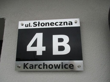 Tabliczka adresowa z nazwą miejscowości i ulicą HQ