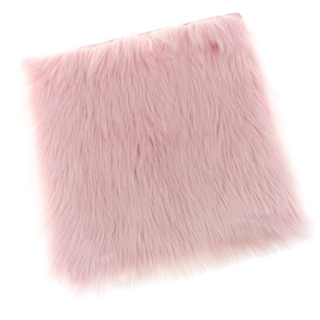 Futrzana poduszka do siedzenia z kwadratowym kudłatym dywanikiem o wymiarach 40x40 cm