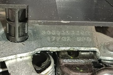ZÁMEK LEVÝCH PŘEDNÍCH DVEŘE DACIA SPRING 805036339R ELEKTR. 2023