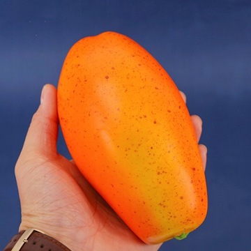 Искусственное украшение искусственными фруктами.