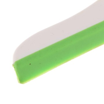 Ракель для мытья стекол автомобиля и листового металла.