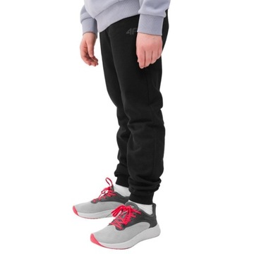 ДЕТСКИЕ СПОРТИВНЫЕ БРЮКИ 4F ДЛЯ МАЛЬЧИКОВ НА КАЖДЫЙ ДЕНЬ