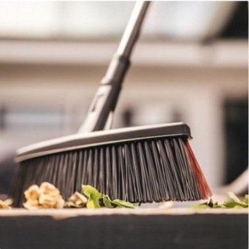 Универсальная щетка Fiskars Solid OUT.