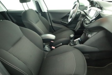 Peugeot 208 I Hatchback 5d Facelifting 1.2 PureTech 82KM 2018 Peugeot 208 1.2 PureTech, Salon Polska, zdjęcie 6