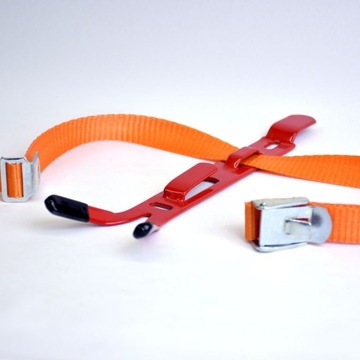 Ремешок для огнетушителя с металлической застежкой.