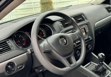 Volkswagen Jetta VI Sedan Facelifting 2.0 TDI 110KM 2016 Volkswagen Jetta Volkswagen Jetta 2.0 TDI DPF BMT Comfortline 2.0 Diesel, zdjęcie 9