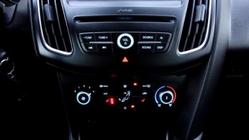 Ford Focus III Kombi Facelifting 2.0 TDCi 150KM 2016 .. Nawigacja .. Grzana Kierownica , Fotele i SZYBY .. Czujniki parkowania ., zdjęcie 33