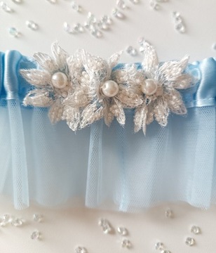 Синяя свадебная подвязка с синими цветами из тюля, украшенная бисером