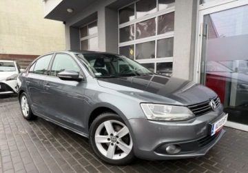 Volkswagen Jetta VI Sedan 1.2 TSI 105KM 2013 Volkswagen Jetta Salon Polska. Serwis ASO Czujniki 1.2 Benzyna 105KM, zdjęcie 2
