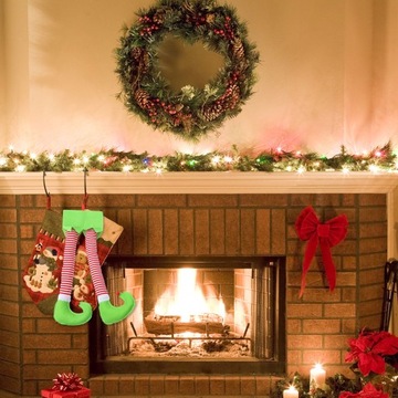 Плюшевые ножки рождественского эльфа торчат из багажника