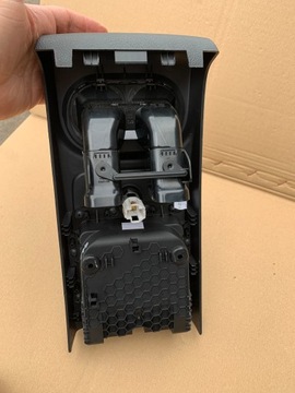 LOKETNÍ OPĚRKA DRŽÁK NA NÁPOJ VW TIGUAN 2008-16 ORIGINÁLNÍ PĚKNÝ
