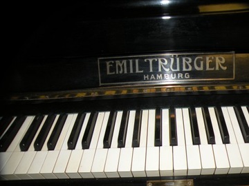 концертное фортепиано ЭМИЛЯ ТРЮГГЕРА, высота 132 см.