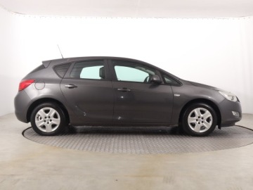 Opel Astra J Hatchback 5d 1.4 Twinport ECOTEC 100KM 2010 Opel Astra 1.4 16V, GAZ, Klima, Parktronic, zdjęcie 5