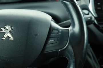 Peugeot 208 I Hatchback 5d Facelifting 1.2 PureTech 110KM 2017 Peugeot 208 1.2 PureTech, Salon Polska, Automat, zdjęcie 16