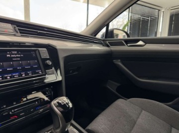 Volkswagen Passat B8 Variant Facelifting 2.0 TDI SCR 150KM 2023 Volkswagen Passat Business ACC LED Hak CarPlayAndroid Auto Podgrzewan, zdjęcie 24