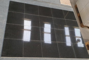 Płytka czarny indyjski granit ABSOLUTE BLACK 30x30x1cm faktura polerowana