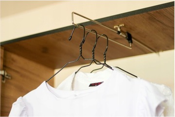 Гардероб DIOR PLUS 14 с сиденьем, планками и зеркалом.