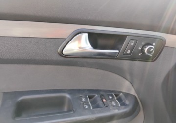 Volkswagen Touran II 1.6 TDI 105KM 2012 Volkswagen Touran 2012r, 1.6 TDI. Lekko przetarte boki. Jezdzi. 1.6 Diesel, zdjęcie 11