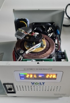 СТАБИЛИЗАТОР НАПРЯЖЕНИЯ ТОКА AVR PRO 1000 ВА, ТОЧНОСТЬ 3% VOLT POLSKA + GR