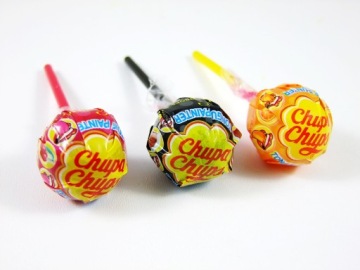 Фенечка с леденцом с именем ребенка в упаковке, рисунок на выбор, веревочки свободные.