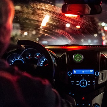 Часы на приборной панели автомобиля.Цифровые автомобильные часы.