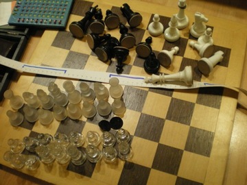 шахматные часы старые деревянные шахматные фигуры и хрустальные фигуры шахматная доска