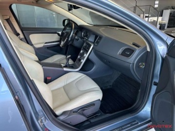 Volvo V60 I Kombi Facelifting 2.0 D2 DRIVE-E 120KM 2017 Volvo V60 D2 Summumxenon TFTACCBLISskora alu17bezwypadek serwis ASO Volvo, zdjęcie 17