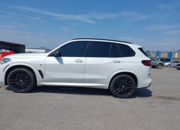 BMW X5 G05 2021 BMW X5 2021, 4.4L, 4x4, M50I, po gradobiciu, zdjęcie 2