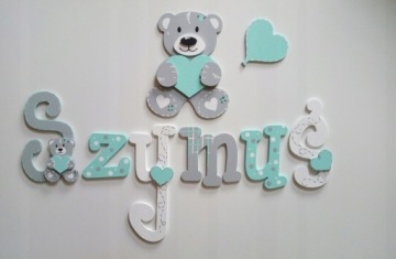 Буквы на стене плюс большой плюшевый мишка с воздушным шариком диаметром 25 см.